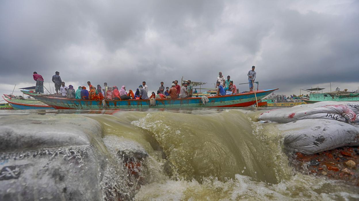 Un bote en el río Padma, en Bangladesh, durante las intensas lluvias