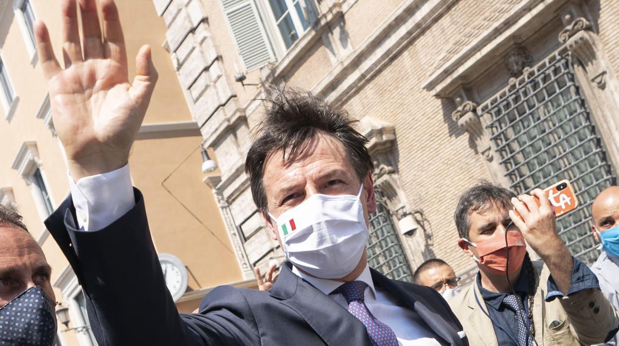 El Primer Ministro italiano Giuseppe Conte, con mascarilla