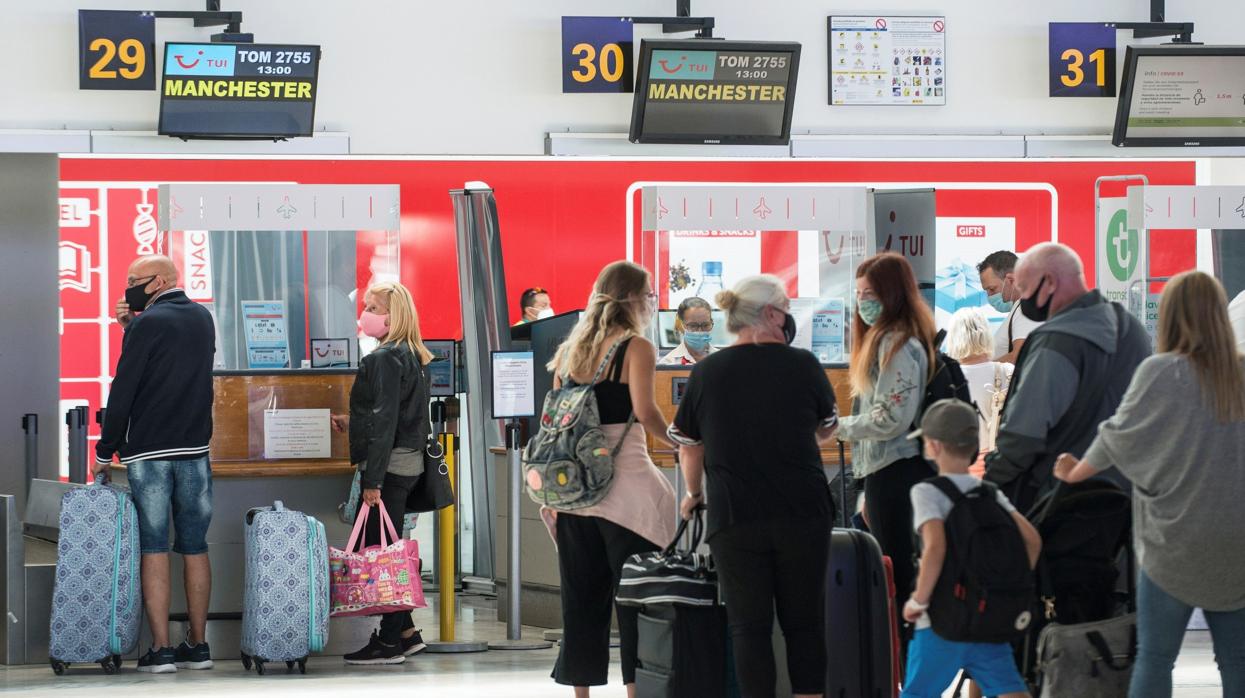 Pasajeros con destino a Mánchester en la terminal 1 de salidas el aeropuerto César Manrique, de Lanzarote