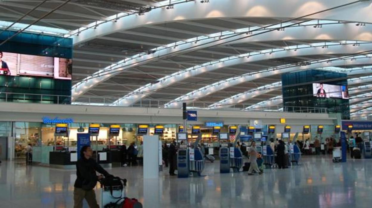 Heathrow pide al gobierno de Johnson cambiar las cuarentenas por test en el aeropuerto