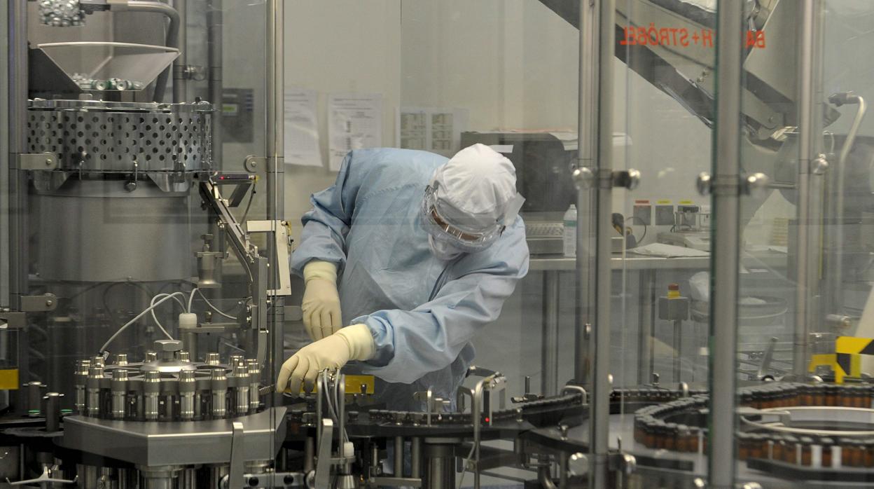 Fotografía de archivo que muestra a un trabajador rellenando dosis de una vacuna de Sanofi