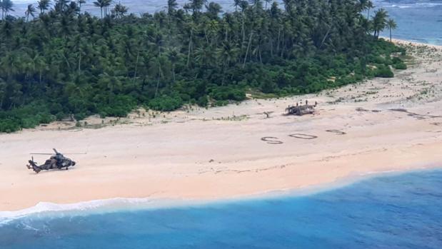 Rescatan a tres hombres perdidos en una isla desierta del Pacífico tras escribir un enorme SOS sobre la arena