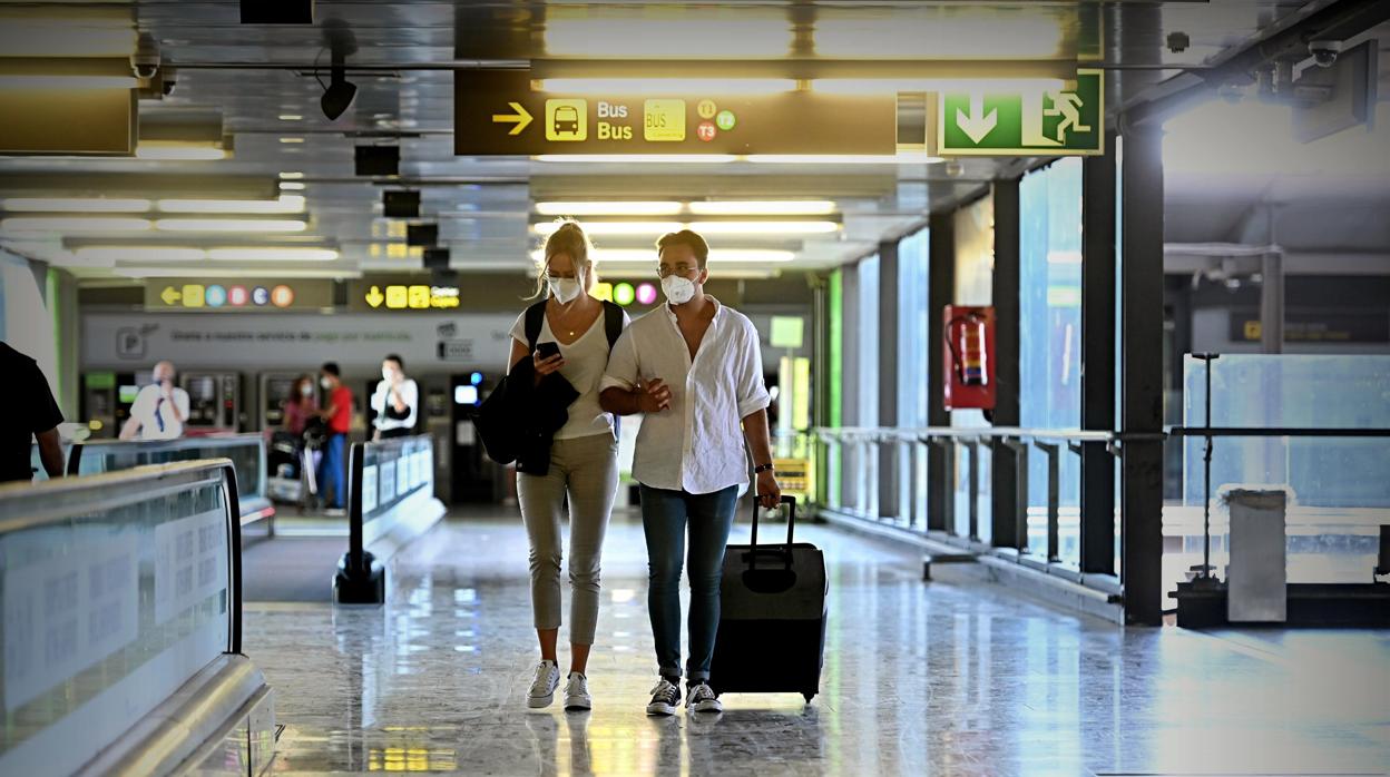 Varios turistas caminan por la terminal 4 del Aeropuerto de Barajas