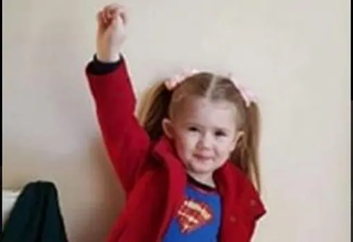 Maddie, de 6 años, disfrazada de Superman