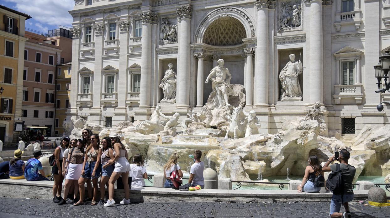 Turistas visitan la Fontana de Trevi en Roma, el pasado 6 de agosto