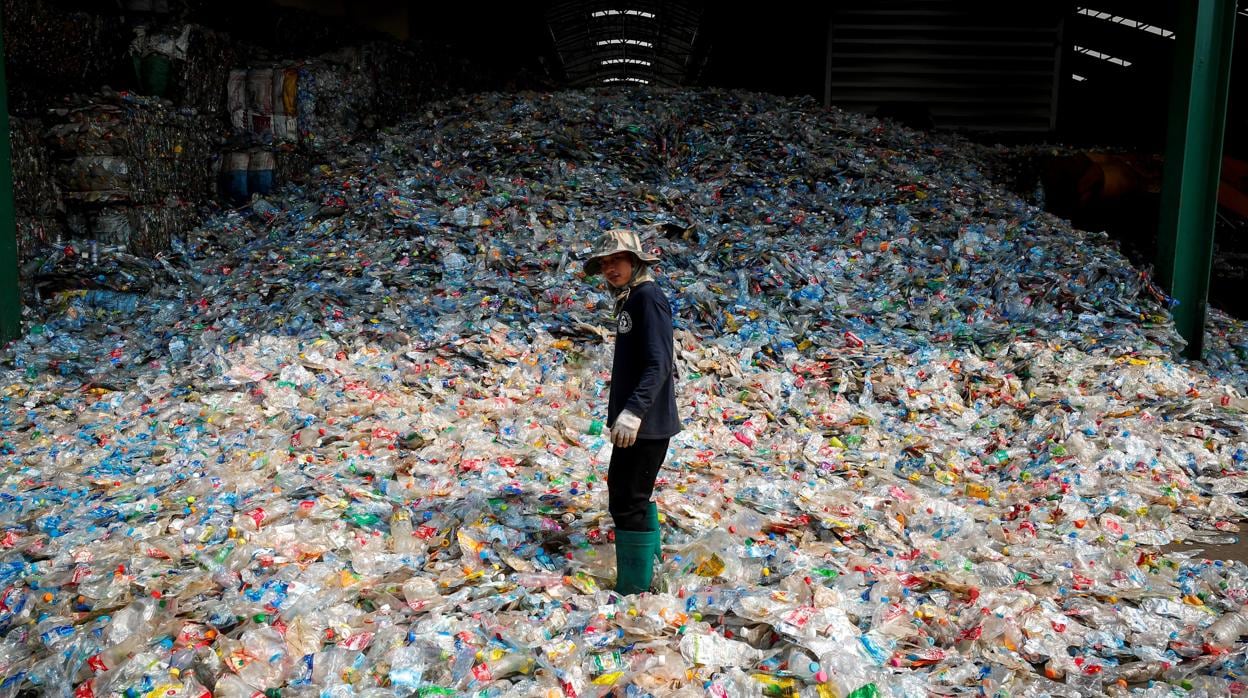Un operario en una planta de reciclaje en Tailandia