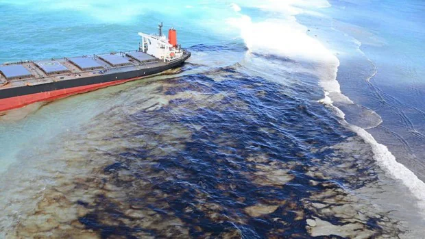 Contrarreloj en isla Mauricio para evitar otras 3.000 toneladas de «marea negra»