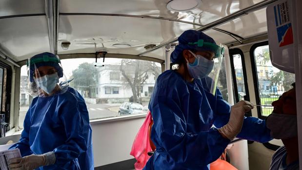 Los pacientes con Covid-19 dan positivo durante una media de tres semanas, según un estudio