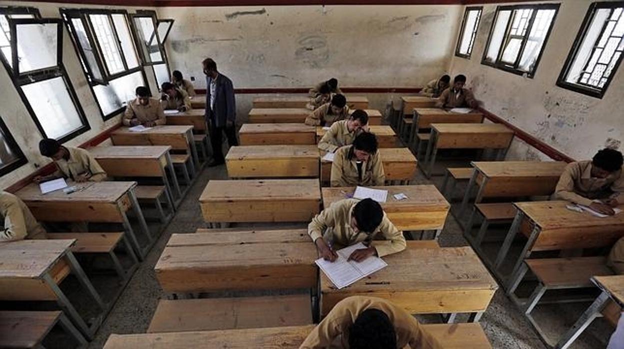 Un grupo de estudiantes de Yemen durante la realización de un examen