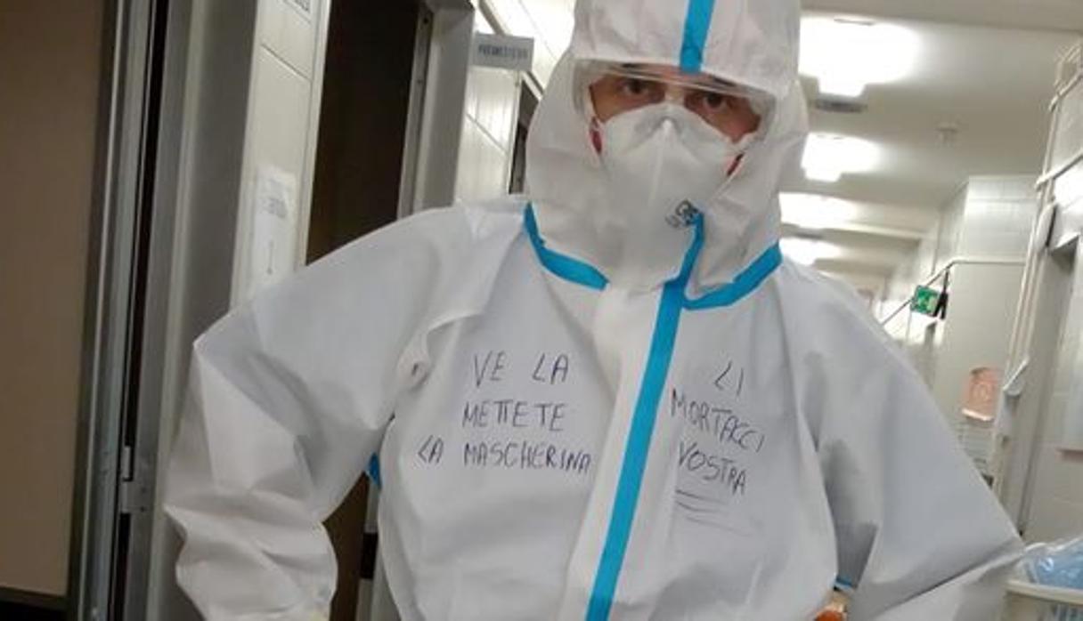 Un enfermero italiano se desahoga: «Nosotros sudando en traje anti Covid a 30 grados y vosotros decid que no hay coronavirus»