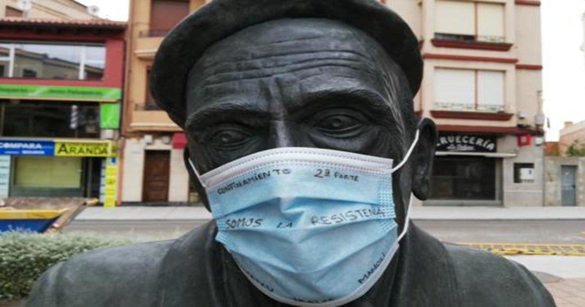 En la imagen, una escultura protegida por una mascarilla con el mensaje "Somos la resistencia"