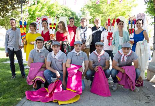 El alcalde Luis Miguel Pérez junto a algunos festeros en San Antonio el año pasado