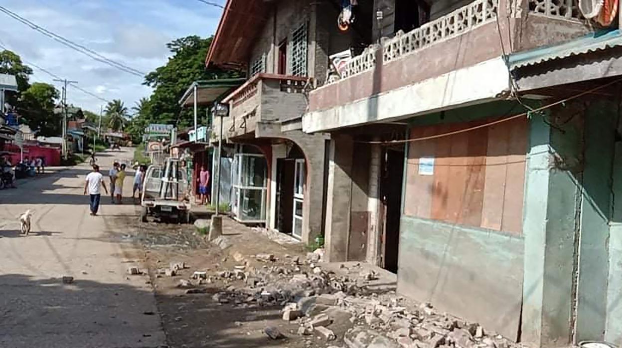 Varios residentes caminan junto a los escombros tras el terremoto