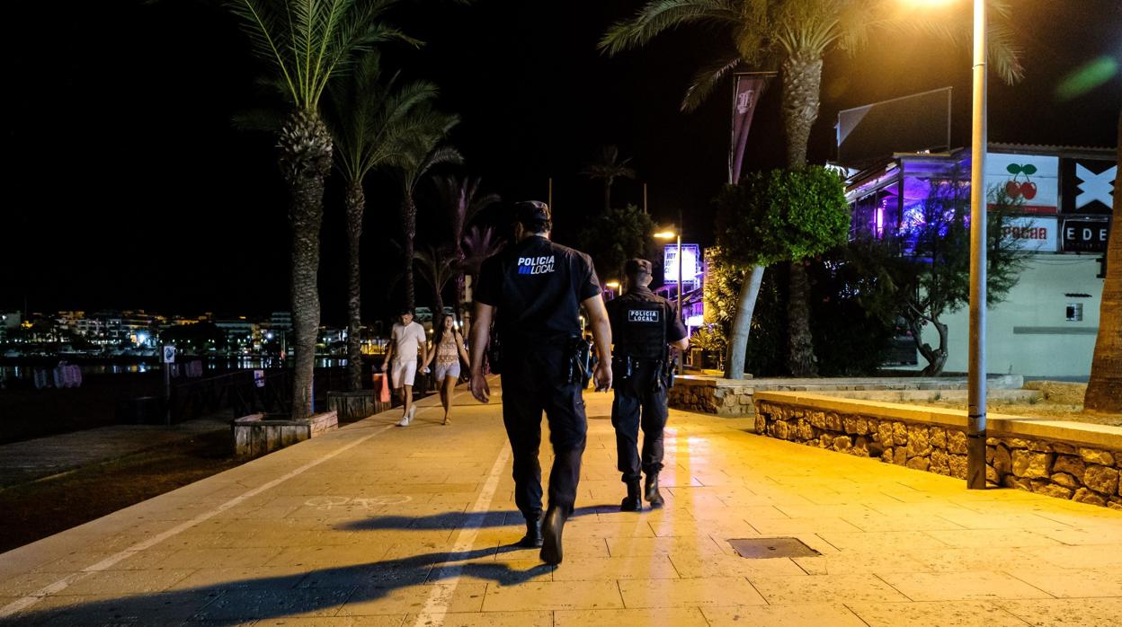 Imagen de la Policía Local de Sant Antoni de Ibiza ejerciendo labores de vigilancia