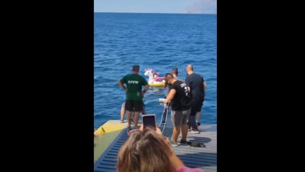 Rescatan a una niña de cuatro años tras ser arrastrada
al mar en un flotador de unicornio