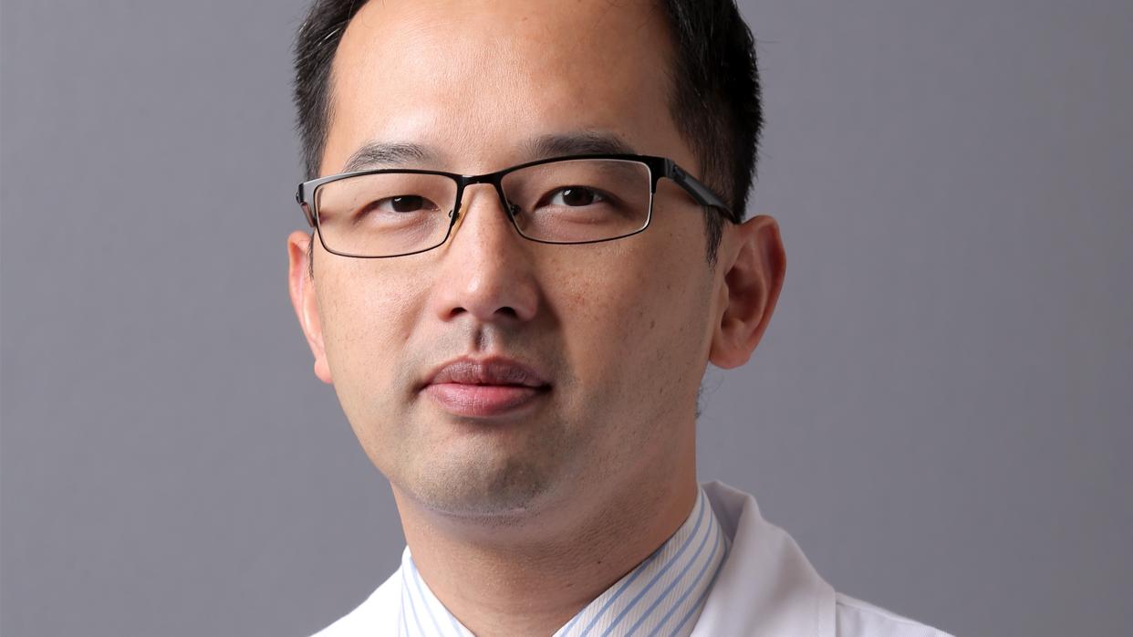 El doctor Kelvin To es uno de los investigadores de la Universidad de Hong Kong que ha descubierto la primera reinfección documentada de coronavirus