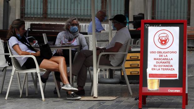 Qué posibilidades hay de contagiarse en una terraza según la Sociedad Española de Epidemiología