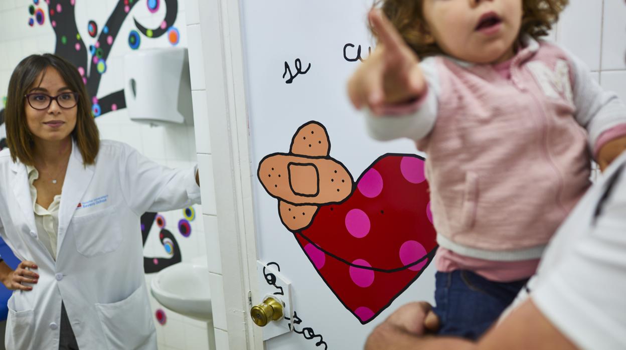 El colegio público CEIP Gerardo Diego, en Leganés, cuenta con servicio de enfermería para niños con dolencias crónicas y alergias. Rocío Lozano (25 años), es la enfermera del centro, contratada por el Hospital Severo Ochoa de Leganés (Madrid)