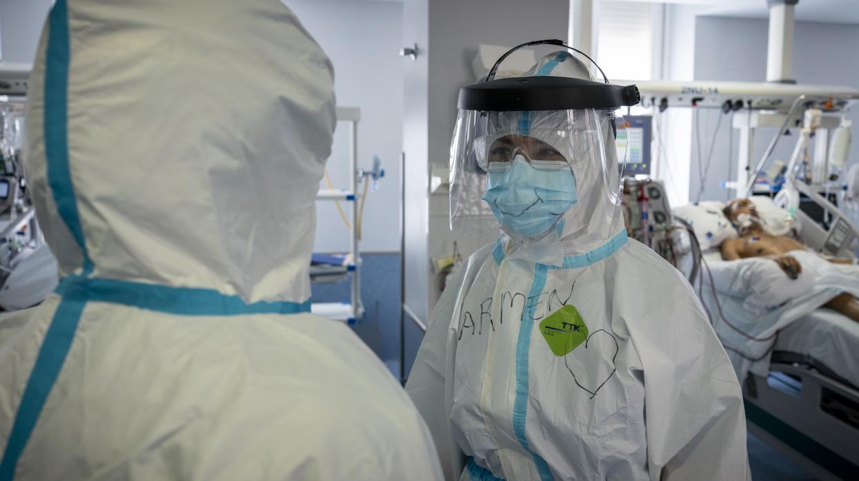 Sanitarios junto a un enfermo en el Hospital Clínico de Marrid