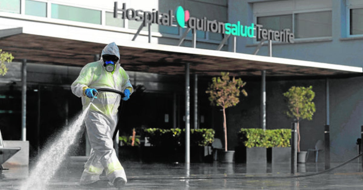 Labores de desinfección en la entrada de un hospital en Tenerife el pasado mes de abril