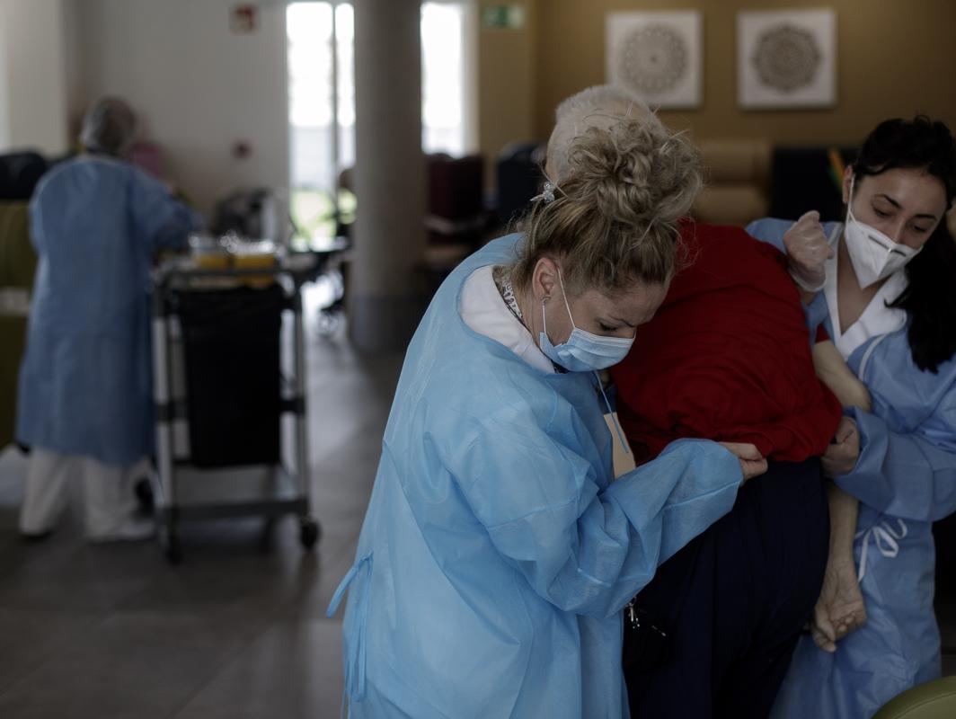 Enfermeras atienden a una anciana en una residencia