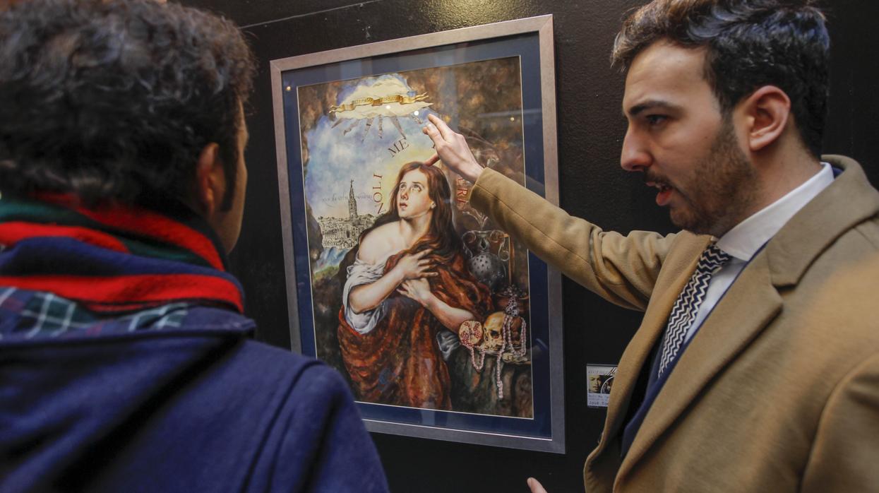 El pintor, a la derecha, en una exposición de su obra en Sevilla en 2018