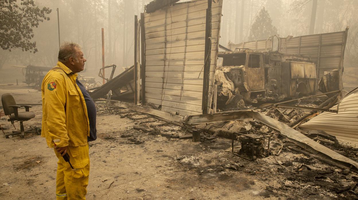 Un bombero voluntario examina los destrozos del «bear fire» en California