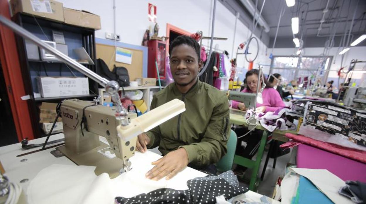 Un joven inmigrante trabaja en un taller de costura en Sevilla