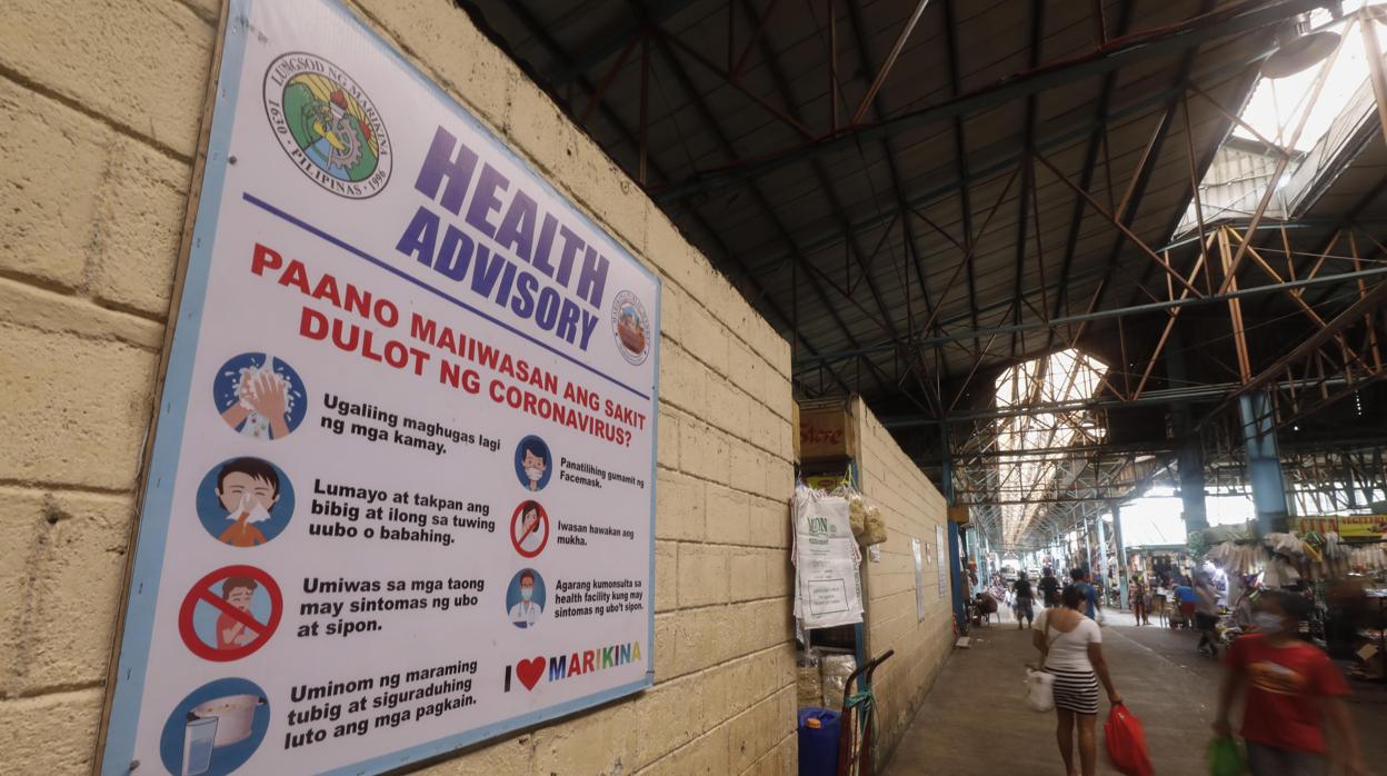 Un cartel informativo sobre el coronavirus en un mercado de la ciudad de Marikina, Metro Manila, Filipinas