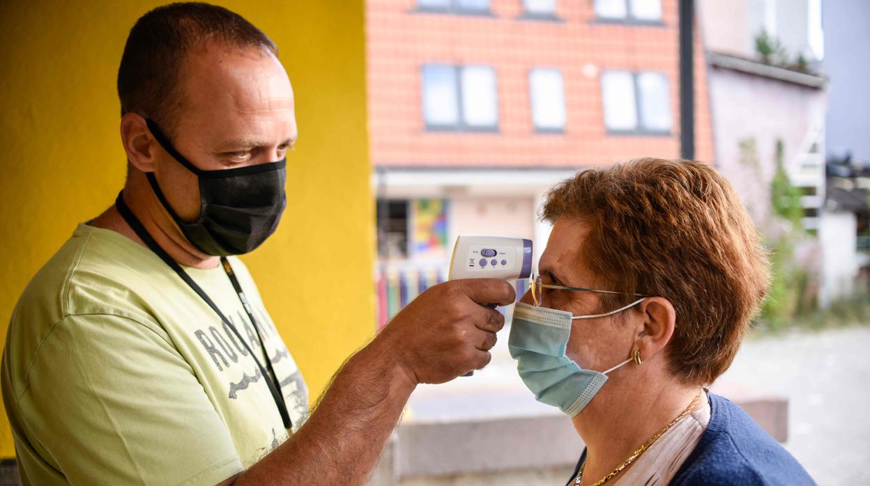 Toma de temperatura a una docente en Pristina (Kosovo)