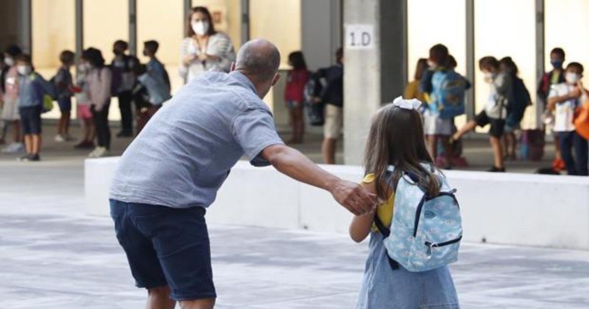 n hombre acompaña a su hija este lunes al colegio Aldapeta María Ikastetxea de San Sebastián