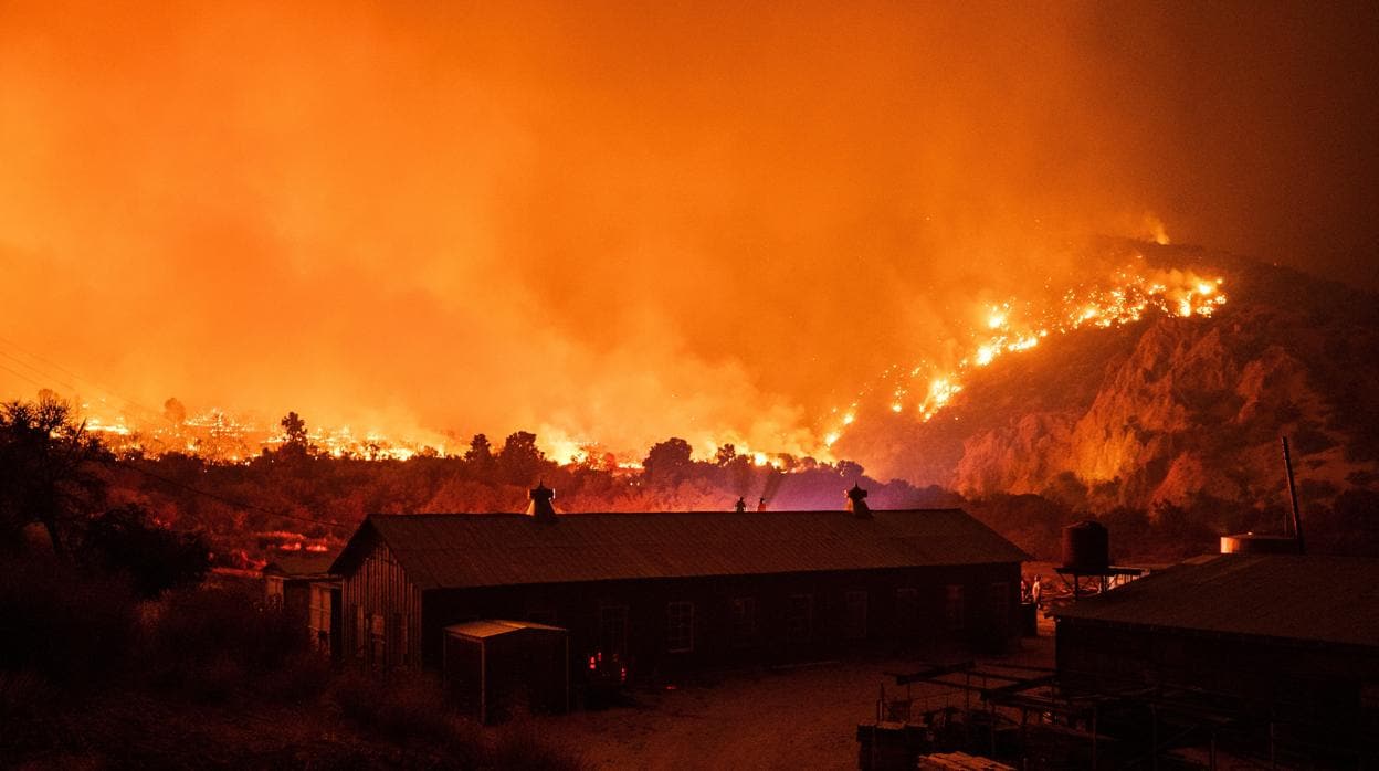 Fuego de este jueves en el Bosque Nacional Ángeles en Juniper Hills, al noreste de Los Ángeles, California