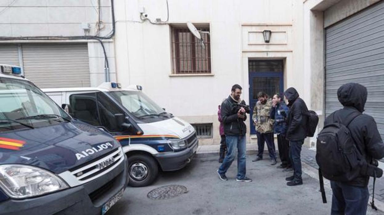 Periodistas en la puerta de calabozos de la Jefatura Superior de la Policía Nacional en Murcia