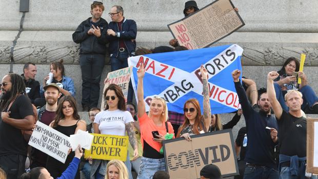 Activistas contra el confinamiento y las vacunas piden en Londres «libertad»