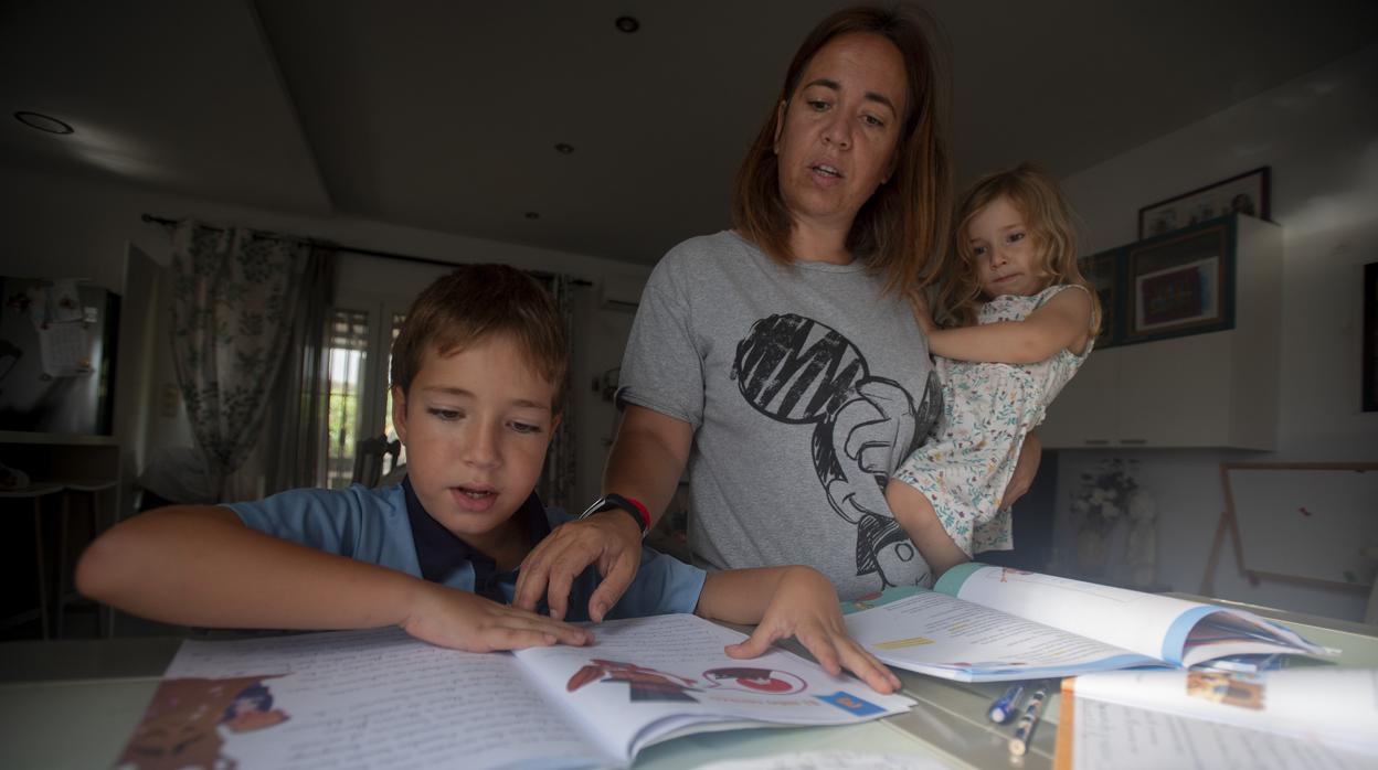 Raquel, madre de Eiden (centro) pasó un calvario antes de que a su hijo, trasplantado, se le garantizara la enseñanza online. «El Covid es una enfermedad nueva, no iba a mandar al niño a clase después de haber estado entre la vida o la muerte»