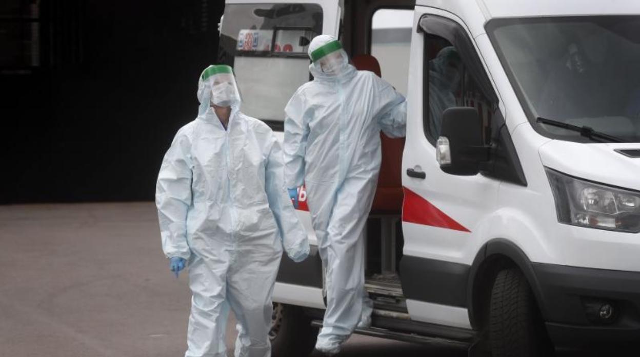 Especialistas con traje protector esperan a los pacientes en el complejo hospitalario para pacientes con Covid-19 en Moscú