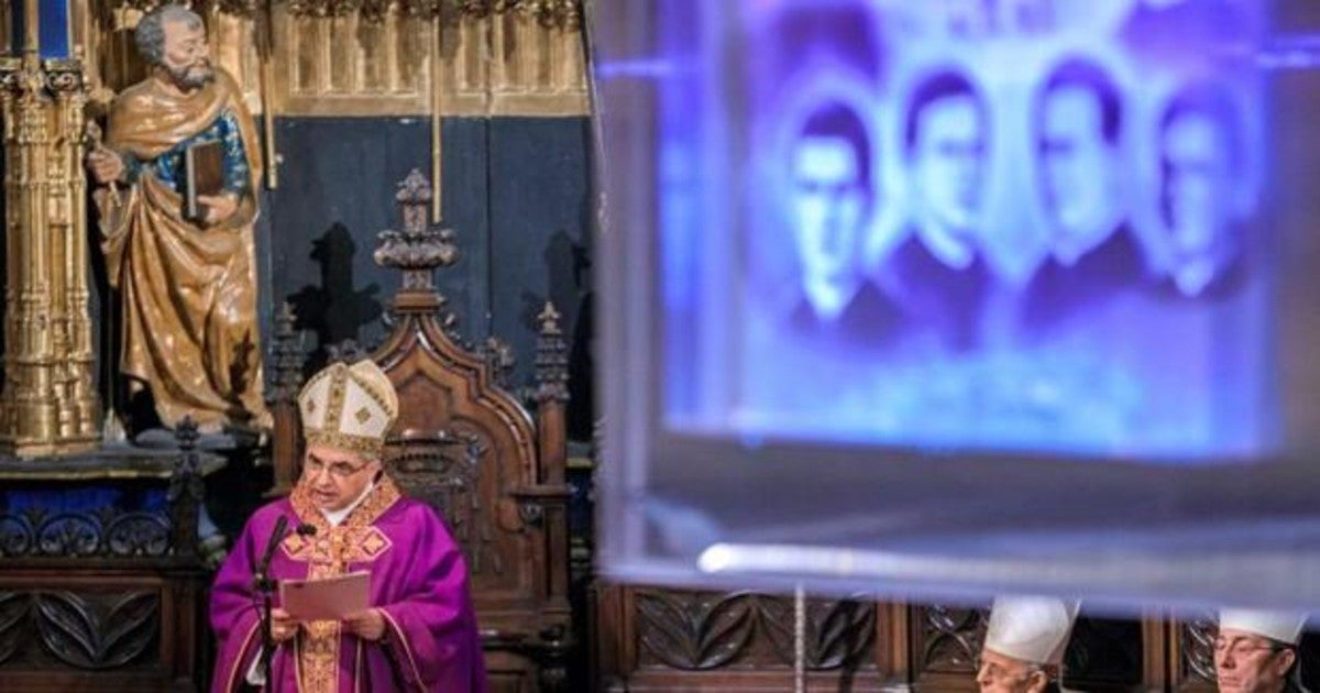 El Cardenal Angelo Becciu (i) el año pasado durante la beatificación de nueve mártires en Oviedo