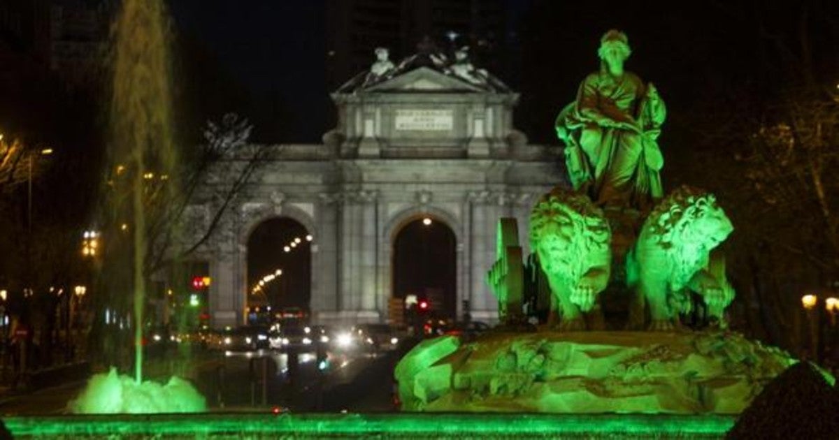 España se tiñe de verde para homenajear la labor de los farmacéuticos durante la pandemia