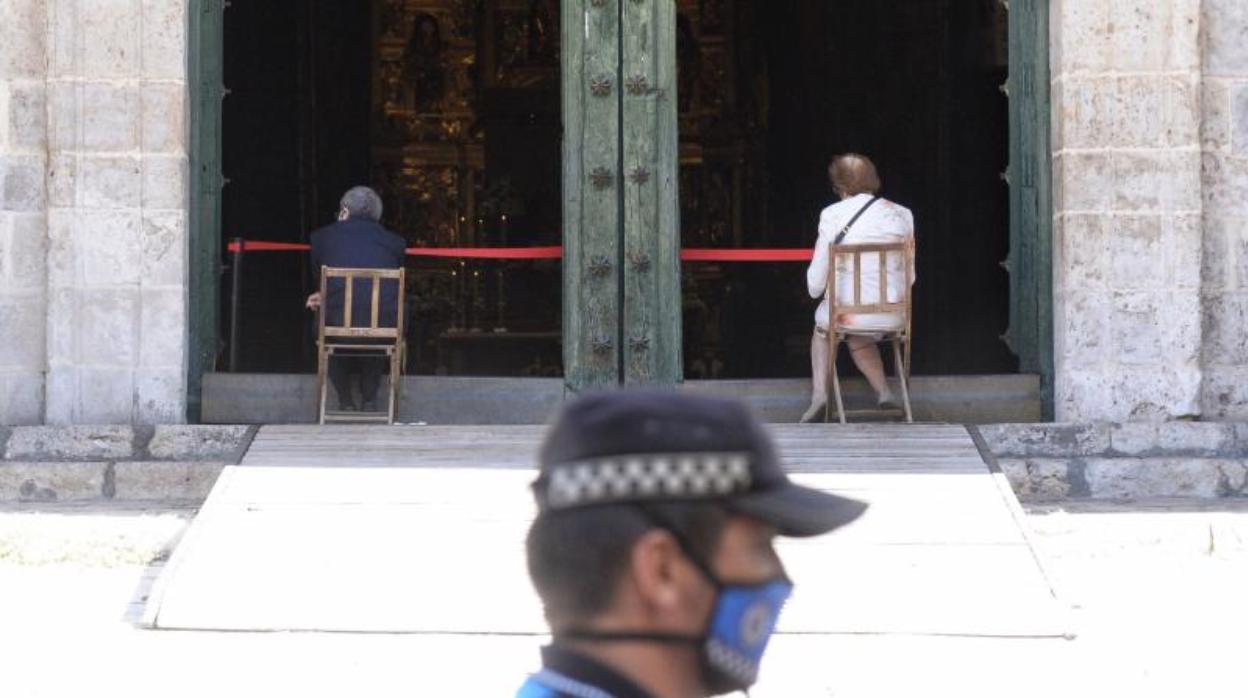 Un policía local de Valladolid, a las puertas de una iglesia