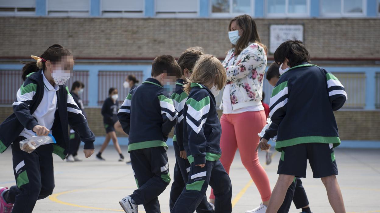 Niños jutango en el recreo en el colegio concertado Montpellier