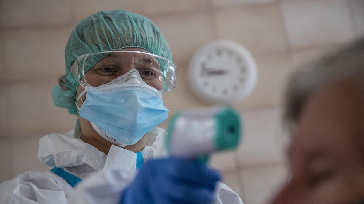 Un sanitario mide la temperatura a un posible contagiado de Covid-19