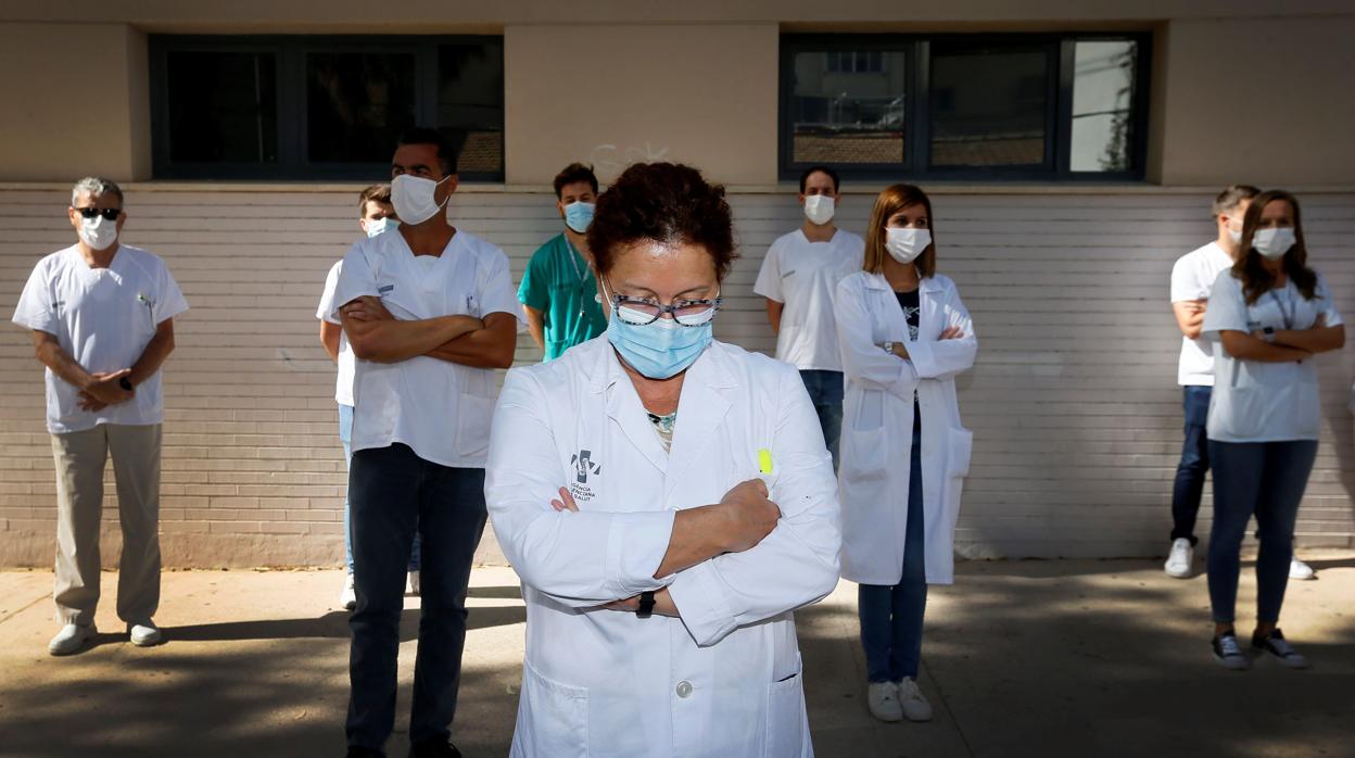 Concentración a las puertas de un centro de salud de Alicante en defensa de la Atención Primaria