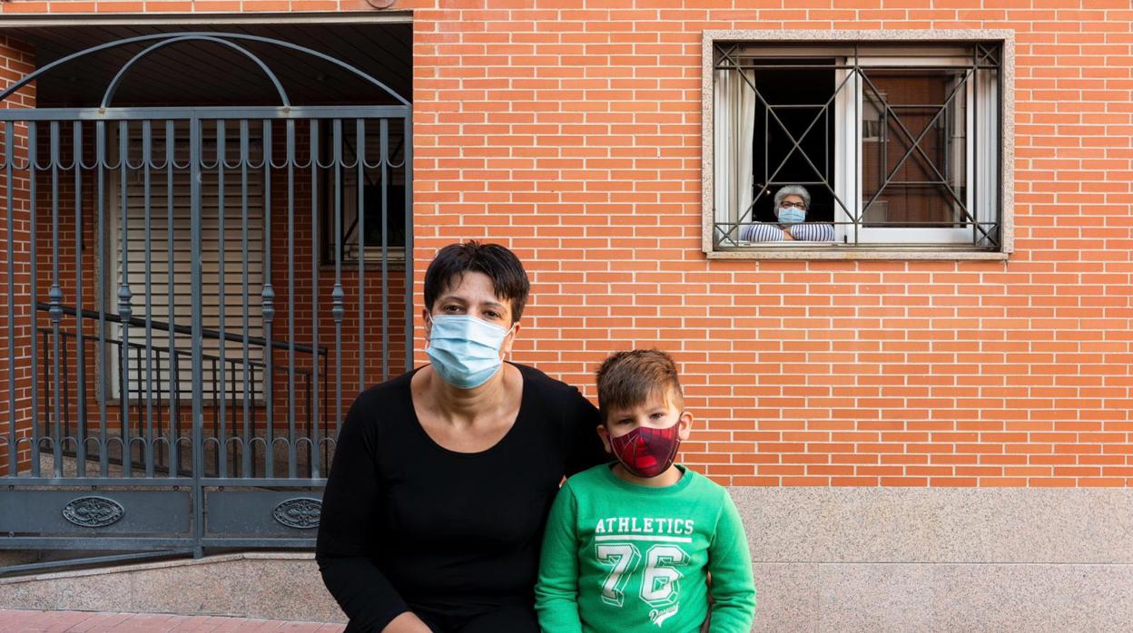 Los ancianos, víctimas de su propio entorno familiar: el foco de la infección se desplaza en esta segunda ola