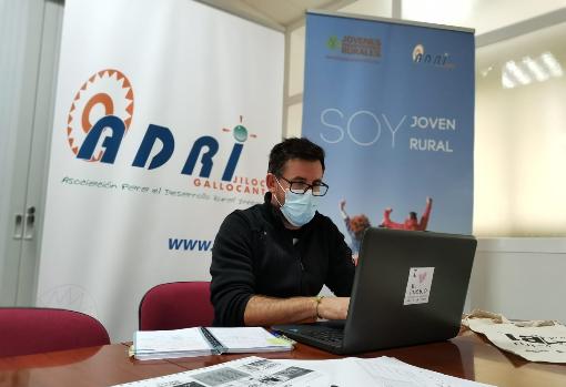 Jorge Benito, dinamizador de "La era rural", trabajando con su ordenador