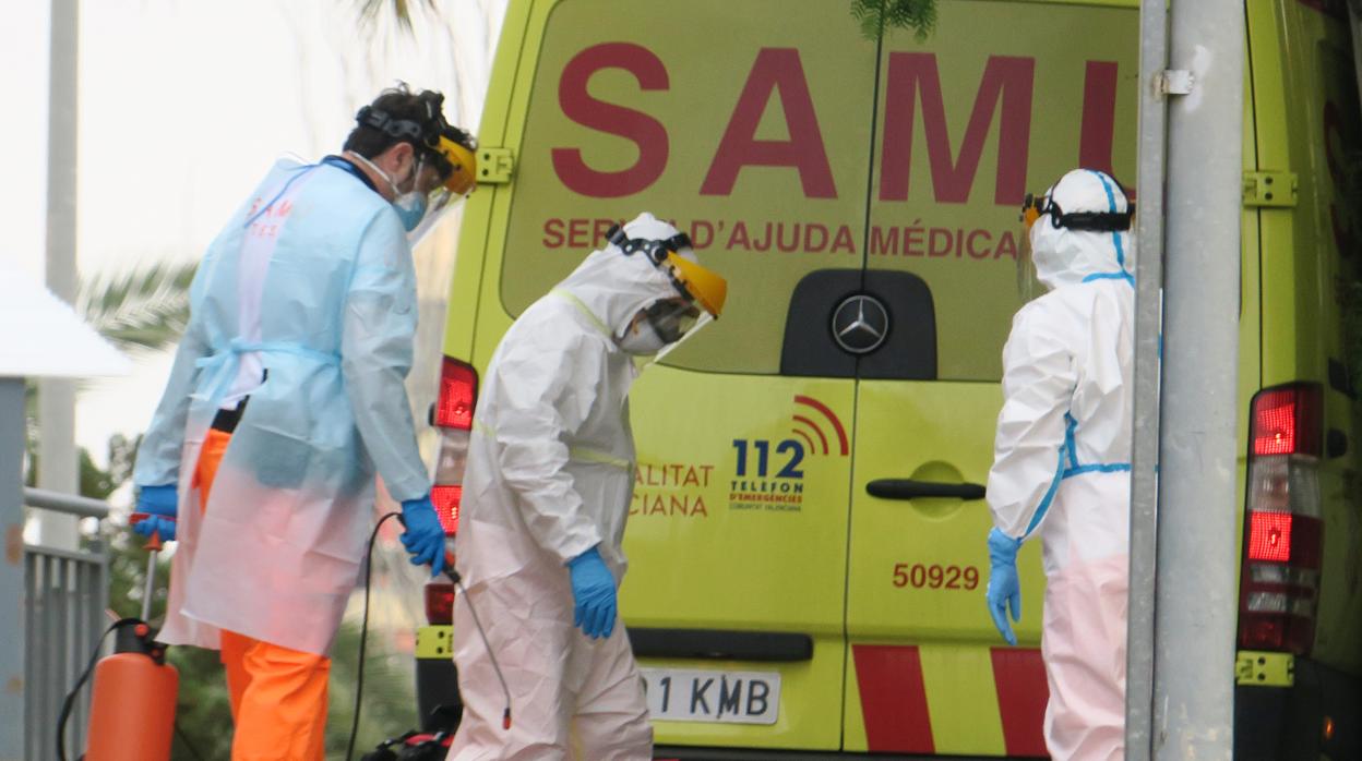 Médicos del Samur luchan contra la COVID