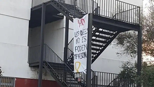 Vox denuncia la colocación de una «pancarta separatista» en favor del 1-O en un instituto de Mallorca