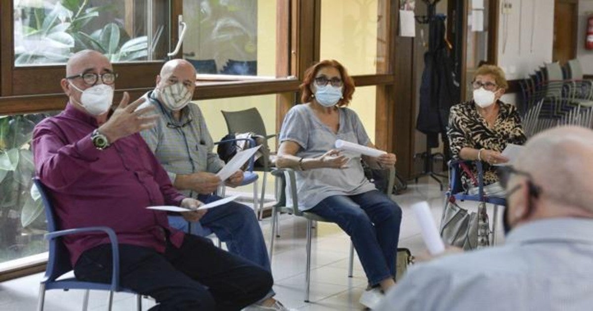 Un grupo de participantes en el Centro de Personas Mayores Congrés (Barcelona) realizando una actividad de tertulia literaria.