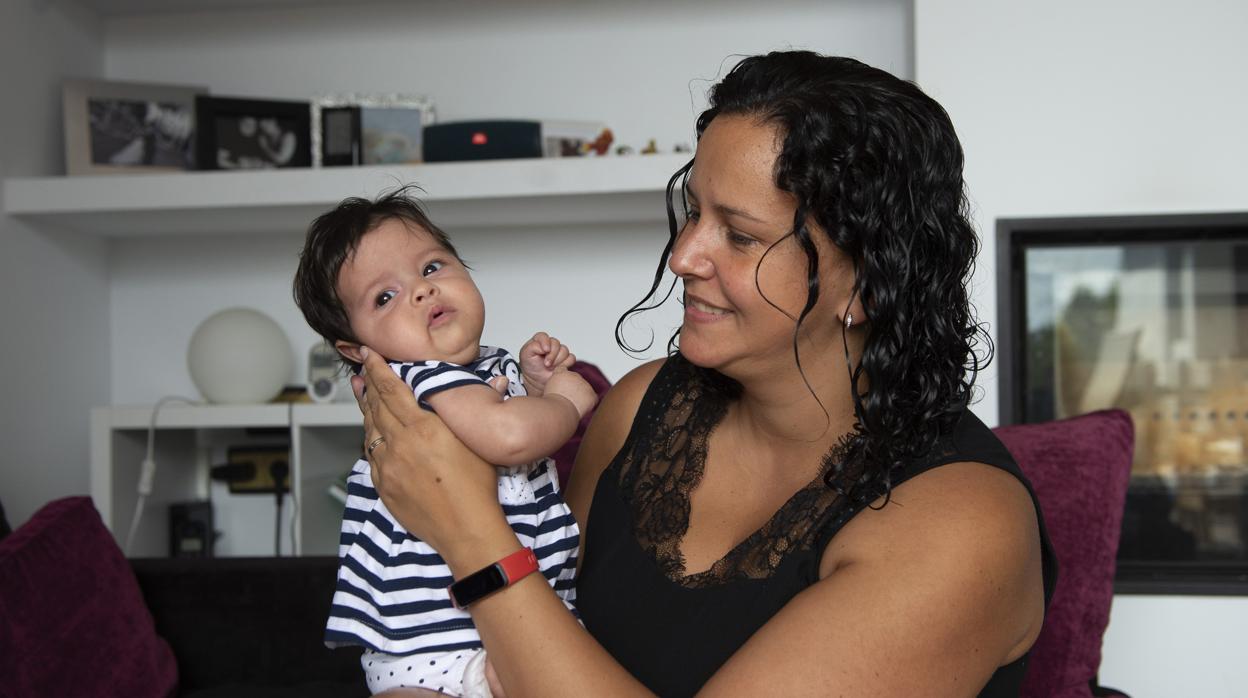 Nuria con su hija Emma
