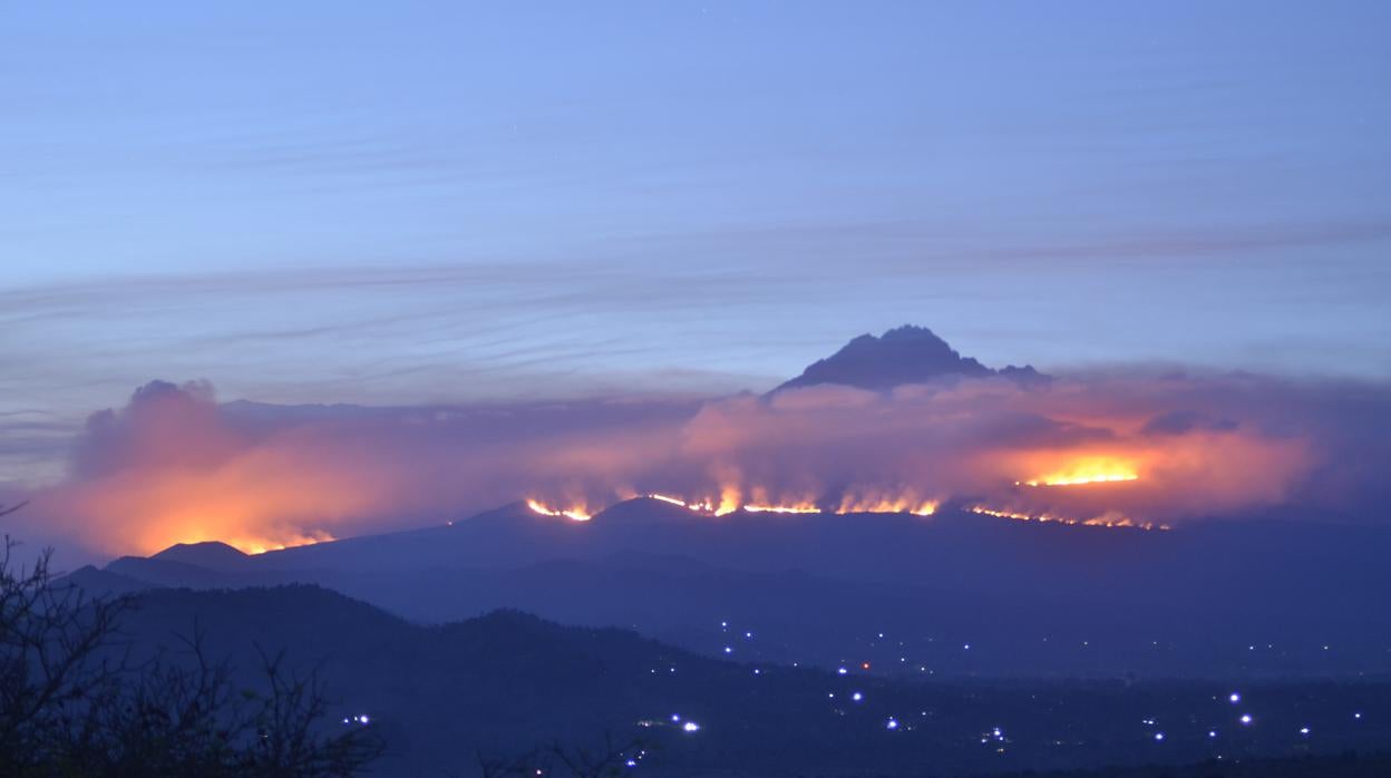 El incendio desatado el domingo en el Kilimanjaro