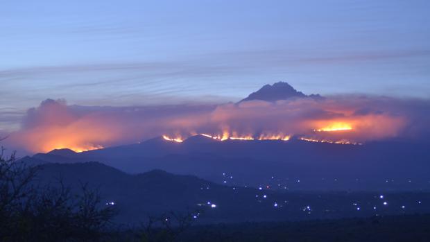 Cientos de efectivos tratan de contener un incendio desatado el domingo en el Kilimanjaro